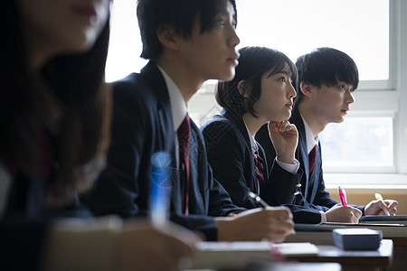 教室里上课学习的高中生图片