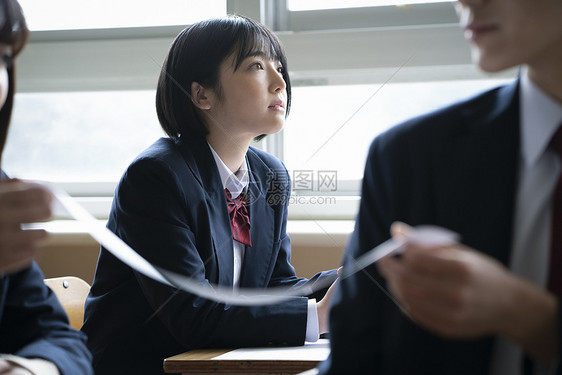 课堂里考试不安的女高中生图片