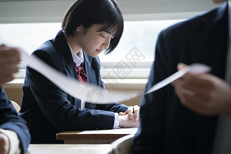 教室认真上课的高中生男女同学图片