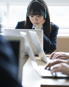 教室认真上课的高中生男女同学图片