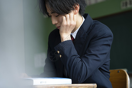 教室认真上课的高中生男女同学图片