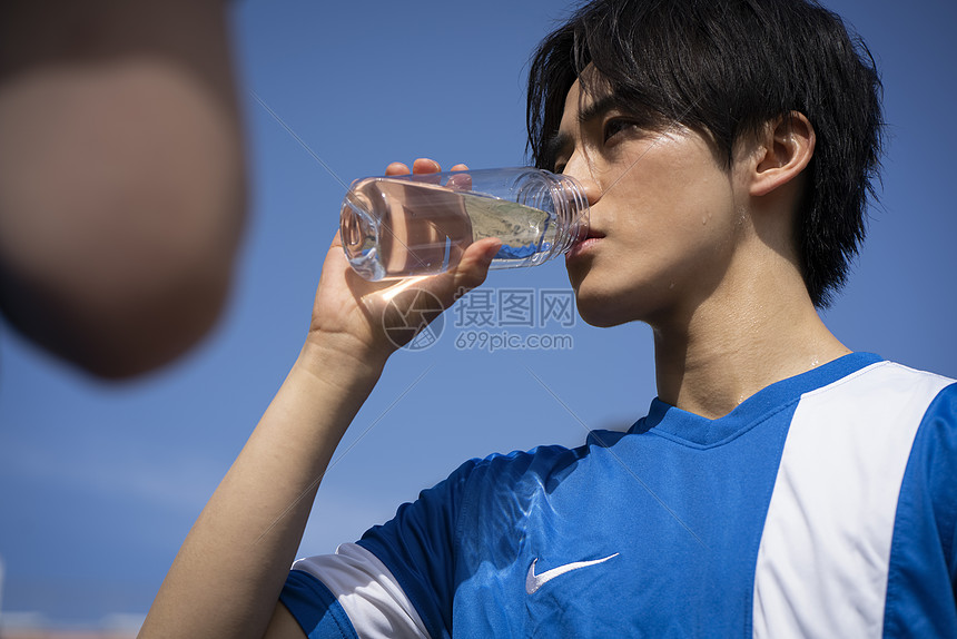 男子在运动后喝水图片