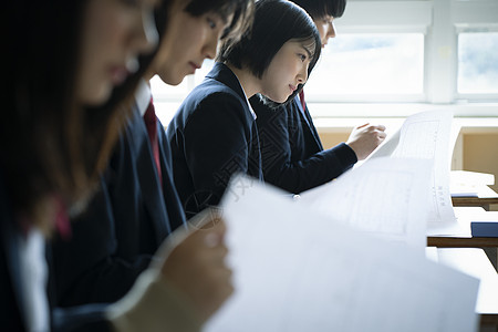 教室认真上课的高中生男女同学图片