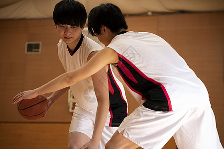 两个男孩打篮球男子打篮球背景