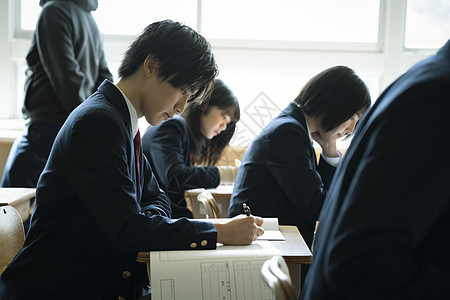 学生在教室里学习图片