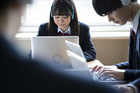 学生用电脑学习图片