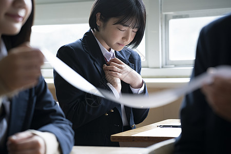 学生在教室里参加考试图片