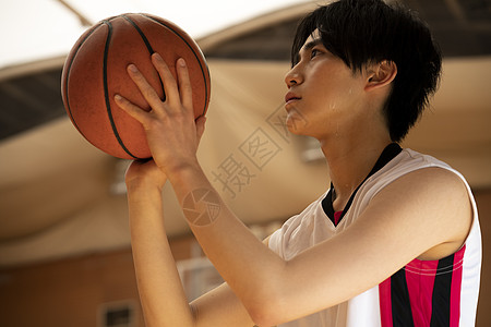 欧美男生侧脸特点集中精力模型拍照男子打篮球背景
