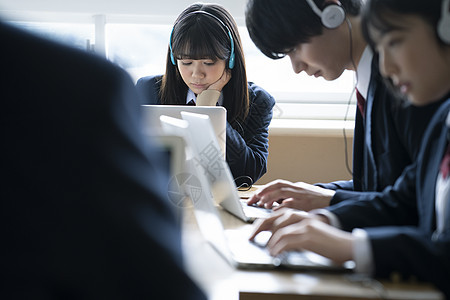 高中生在教室里参加考试图片