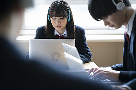 学生用电脑学习图片