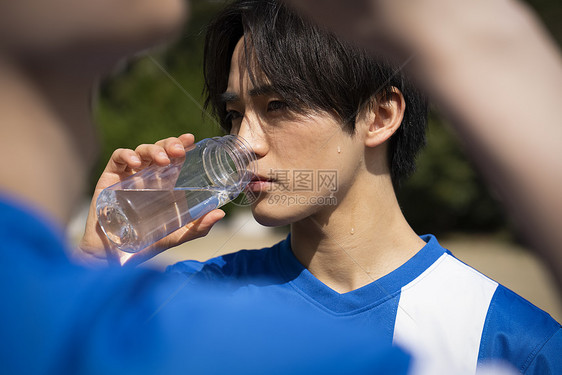 运动后喝水的男孩图片