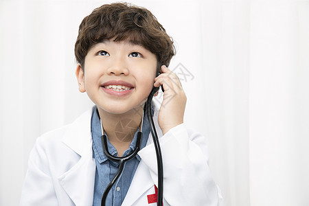一个想当医生的男孩图片