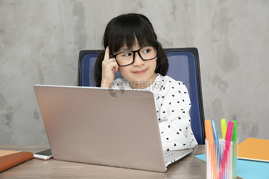 人物流行笑容女孩学习家庭学习在线课程小学生高清图片下载 正版图片 摄图网