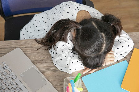 能源网络趴在桌上熟睡的小女孩背景