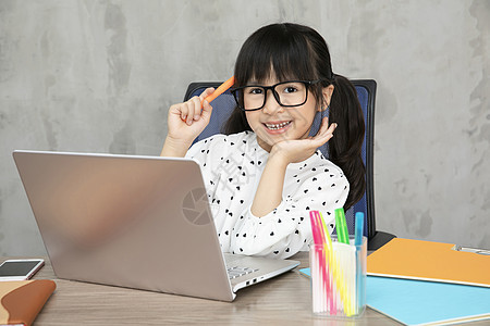 电脑成就人类女孩学习家庭学习在线课程小学生高清图片下载 正版图片 摄图网