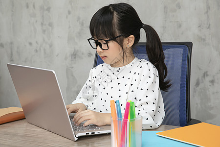 健康孩子气的优良女孩学习家庭学习在线课程小学生高清图片下载 正版图片 摄图网