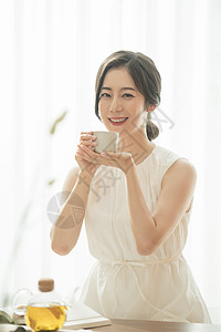 喝茶放松的青年女子图片