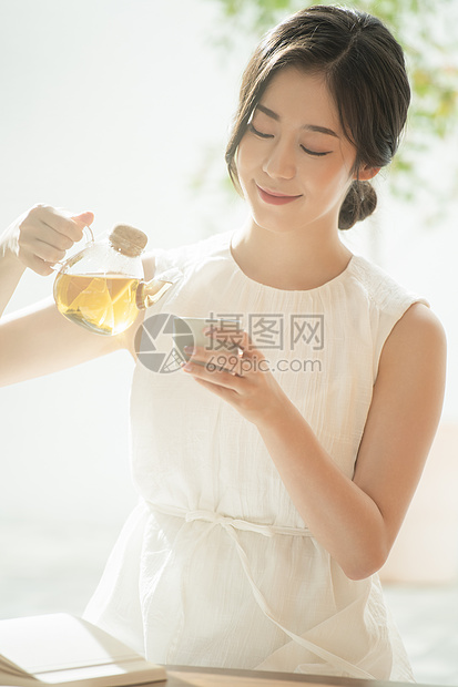 青年女子倒茶图片