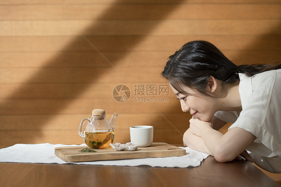 青年女子居家泡茶图片