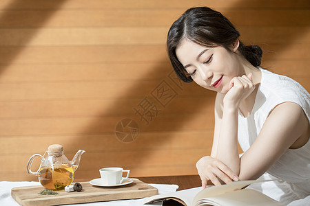 美女看书喝茶图片