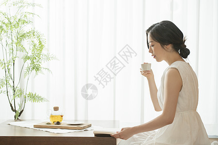 喝茶放松休息的青年女子图片