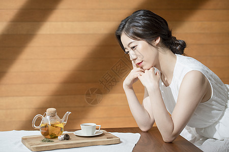 茶馆放松的年轻女子图片