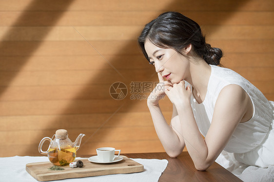 茶馆放松的年轻女子图片