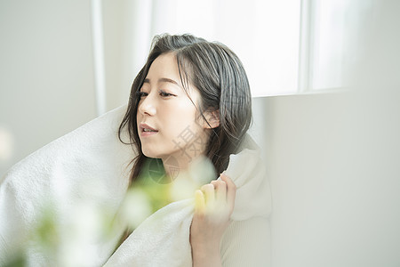 毛巾擦头发的青年女子图片