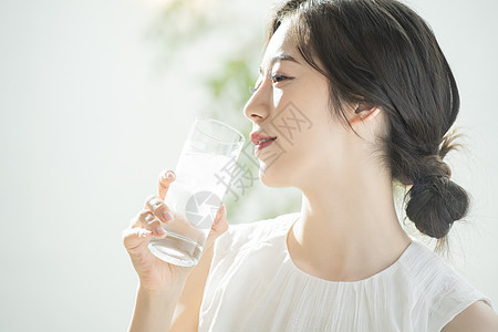 居家舒适生活的快乐女孩背景图片