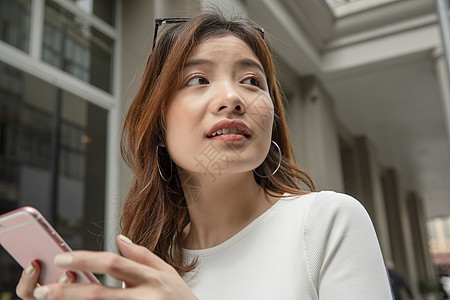 拿着手机的青年女子图片