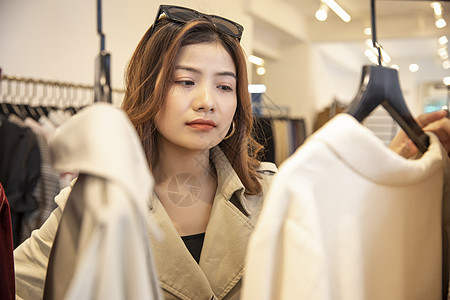 青年女子逛街购物图片