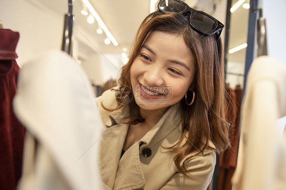 挑选衣服购物的年轻女子图片