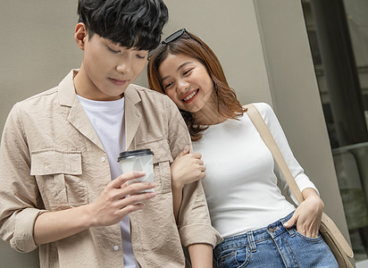 逛街男女逛街约会的情侣背景