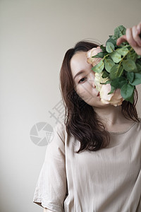 拿着花束的年轻女子图片