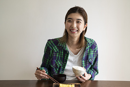 用餐吃饭的青年女子图片