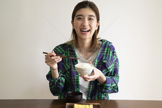 用餐吃饭的青年女子图片