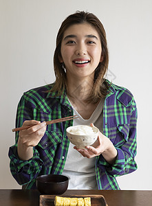 用餐吃饭的青年女子图片