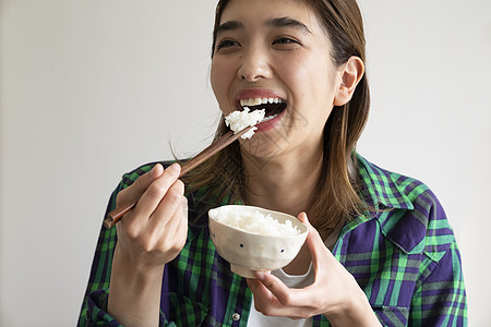 用餐吃饭的青年女子图片