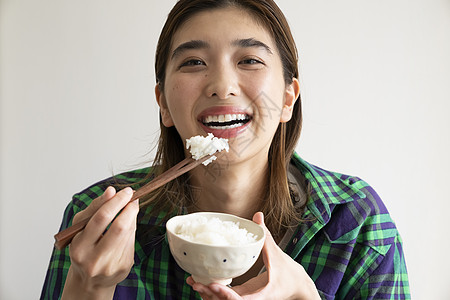 吃饭的青年女子图片