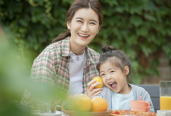 户外野餐郊游的母亲和女儿图片