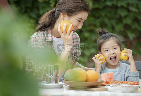 户外野餐郊游的母亲和女儿图片