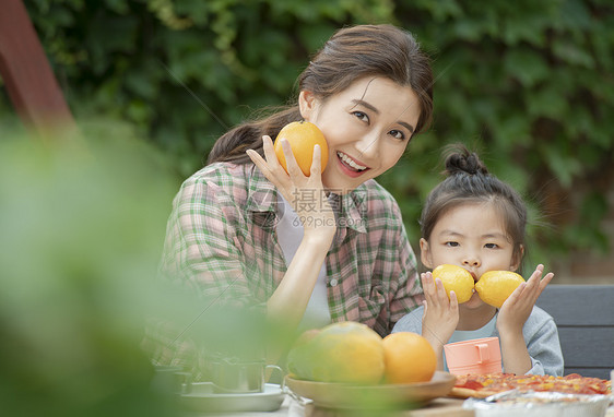 户外野餐郊游的母亲和女儿图片