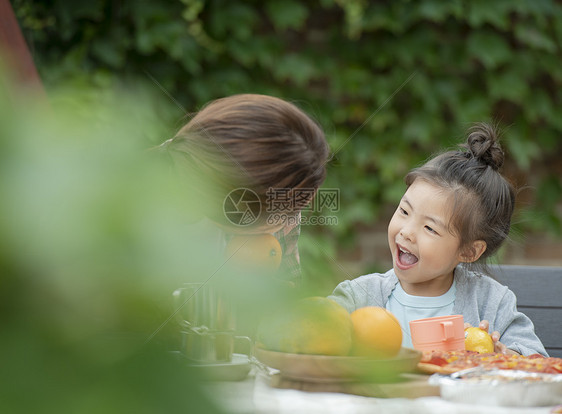 户外野餐郊游的母亲和女儿图片
