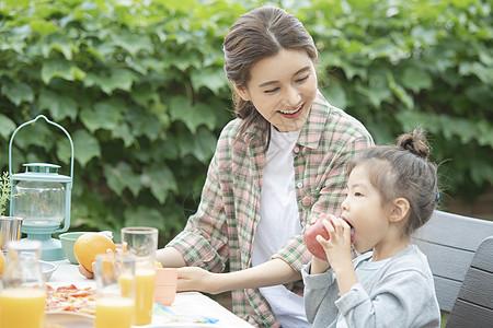 户外野餐郊游的母亲和女儿图片