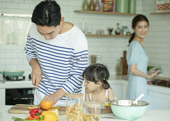 一家人在厨房开心的做饭图片