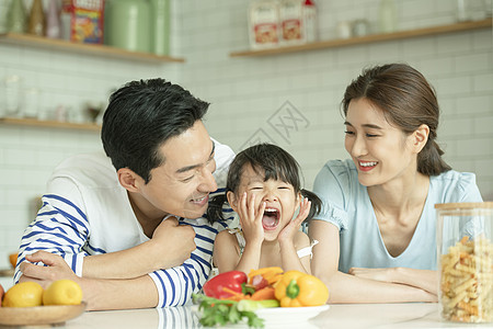 一家人在厨房开心的做饭图片