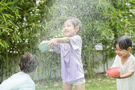 院子里玩水的孩子们图片