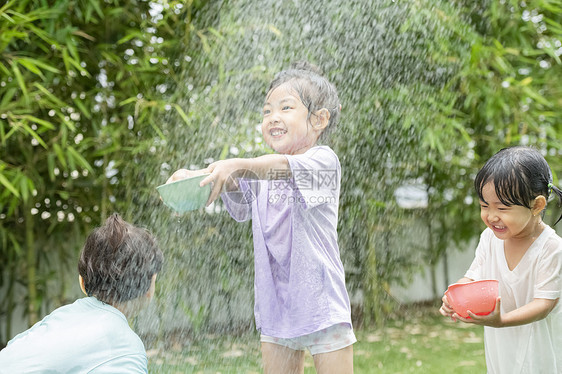 院子里玩水的孩子们图片