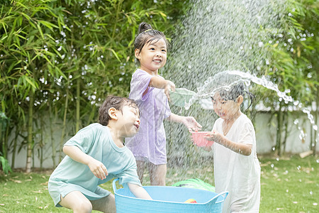 院子里玩水开心的孩子们图片