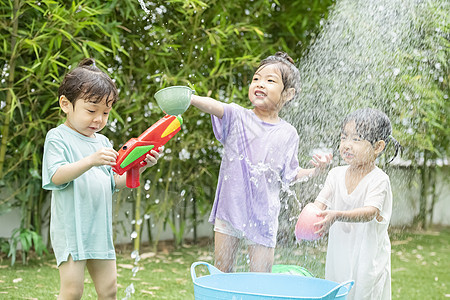 院子里玩水开心的孩子们图片